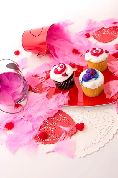 Decorazioni di San Valentino e cupcake con frosti a forma di cuore — Foto Stock