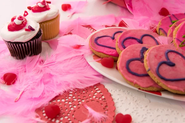 Alla hjärtans dag - rosa kakor och cupcakes med hjärtan — Stockfoto