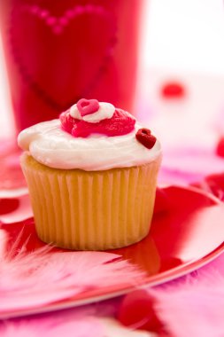 Sevgililer günü süsleri ve kalp şeklinde frosti ile cupcakes