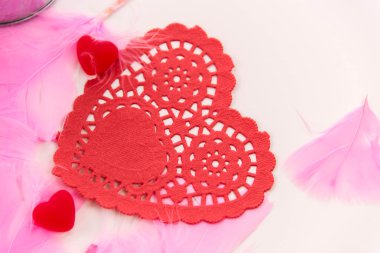 Sevgililer günü - süslemeleri, pembe tüyler ve kalp şeklinde olabilir