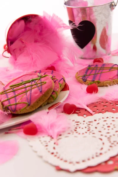 День Святого Валентина - украшения и печенье с розовой глазурью и — стоковое фото