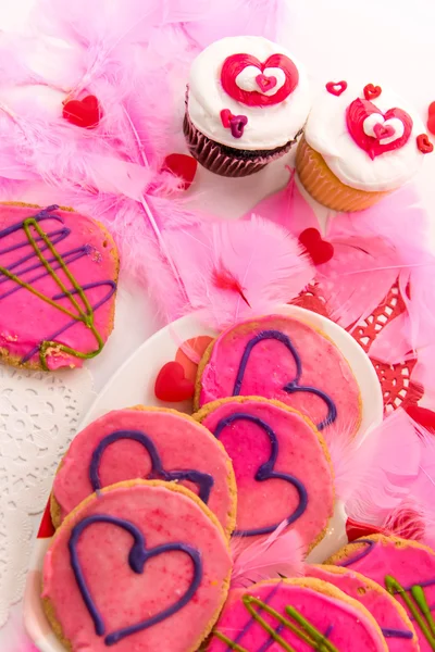 Valentýn - růžové cukroví a koláčky se srdíčky — Stock fotografie
