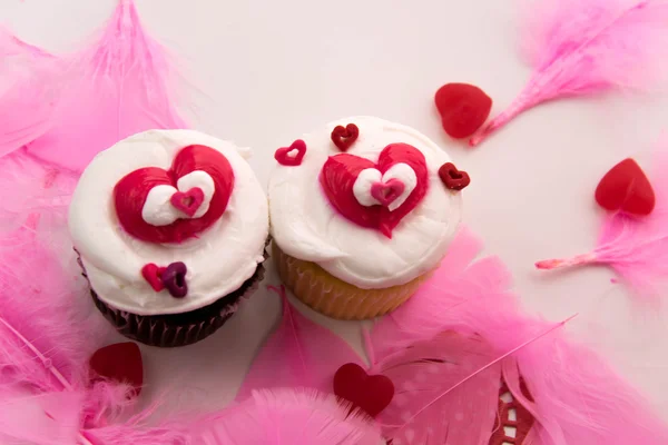 Valentines Day decorations and cupcakes with heart shaped frosti — Stock Photo, Image