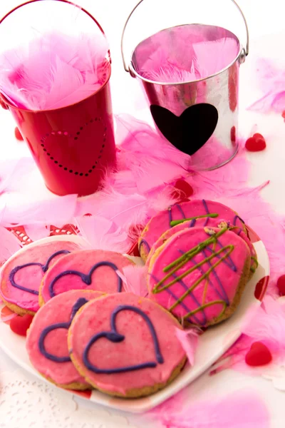 Día de San Valentín - decoraciones y galletas con glaseado rosa y —  Fotos de Stock
