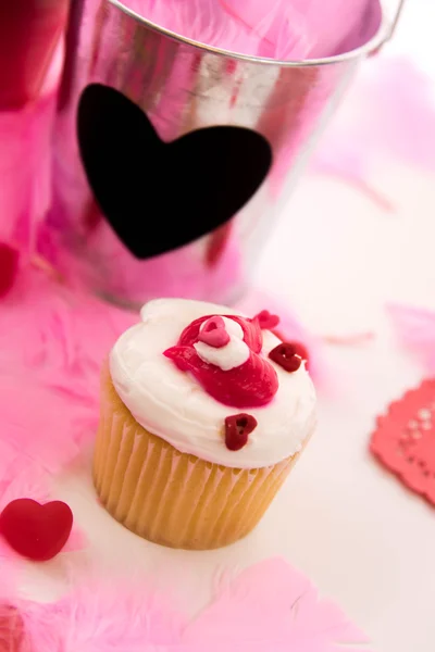 Decoraciones del día de San Valentín y cupcakes con congelados en forma de corazón — Foto de Stock