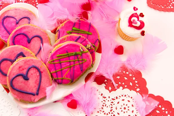 Dia dos Namorados - biscoitos rosa e cupcakes com corações — Fotografia de Stock