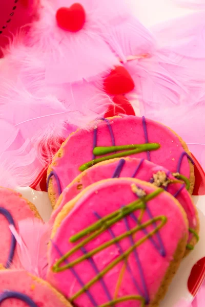 Valentýn - dekorace a soubory cookie s růžovou polevou a — Stock fotografie