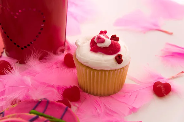 バレンタインデーの装飾とハート型 frosti のカップケーキ — ストック写真