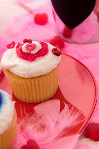 Decorações do Dia dos Namorados e cupcakes com geada em forma de coração — Fotografia de Stock