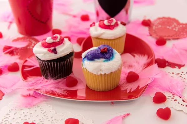 Valentinstag Dekorationen und Cupcakes mit herzförmigen Frosti — Stockfoto