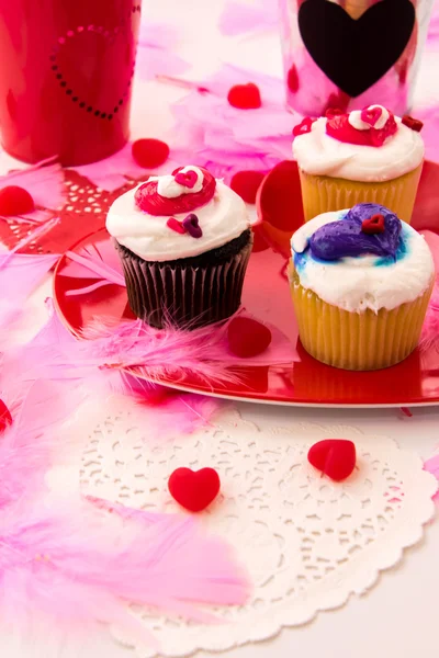 Decoraciones del día de San Valentín y cupcakes con congelados en forma de corazón — Foto de Stock