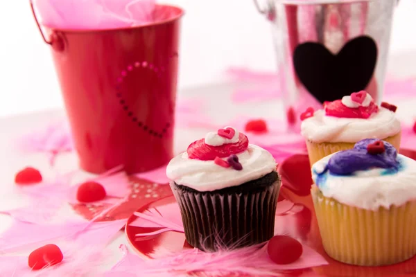 Valentines Day decorations and cupcakes with heart shaped frosti — Stock Photo, Image