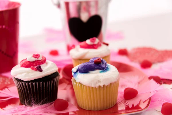 Valentines Day decorations and cupcakes with heart shaped frosti — Stock Photo, Image
