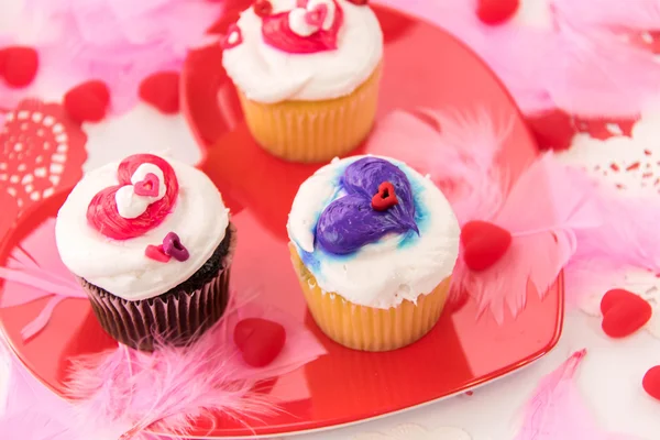 Decoraciones del día de San Valentín y cupcakes con congelados en forma de corazón — Foto de Stock