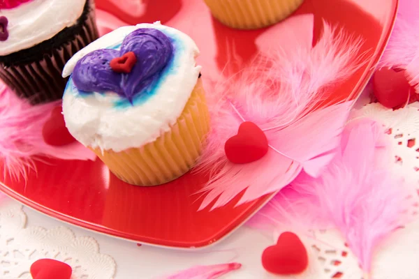 Decoraciones del día de San Valentín y cupcakes con congelados en forma de corazón — Foto de Stock