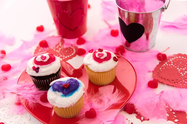 Decoraciones del día de San Valentín y cupcakes con congelados en forma de corazón —  Fotos de Stock