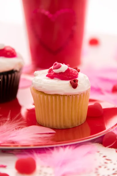 Decoraciones del día de San Valentín y cupcakes con congelados en forma de corazón — Foto de Stock