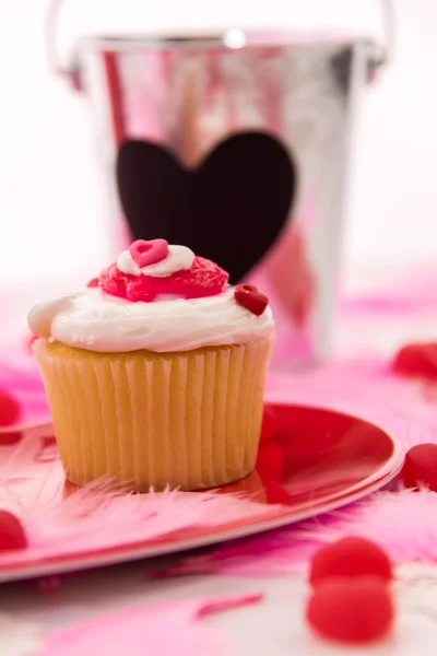 Decorações do Dia dos Namorados e cupcakes com geada em forma de coração — Fotografia de Stock