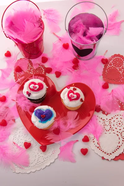 Decorações do Dia dos Namorados e cupcakes com geada em forma de coração — Fotografia de Stock