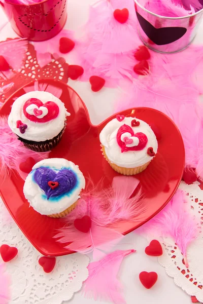 Valentines Day decorations and cupcakes with heart shaped frosti — Stock Photo, Image