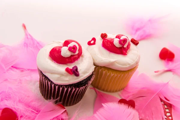 Valentin napi díszek és cupcakes a szív alakú frosti — Stock Fotó