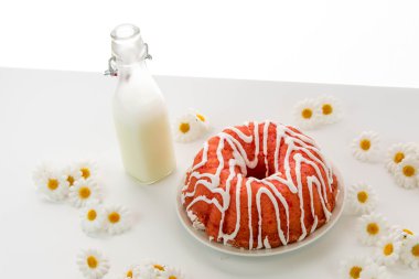 vişneli puding pasta ve bir şişe süt