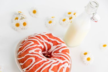 vişneli puding pasta ve bir şişe süt