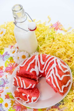 vişneli puding pasta ve bir şişe süt