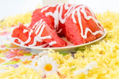 vişneli puding pasta ve bir şişe süt