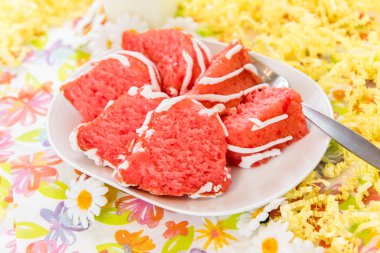 vişneli puding pasta ve bir şişe süt