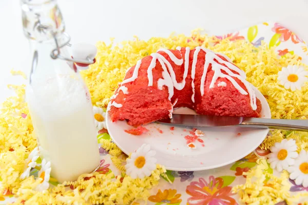 Bolo de pudim de cereja e um jarro de leite — Fotografia de Stock