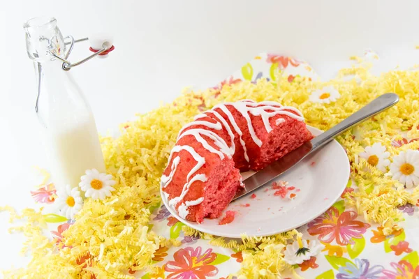 Cherry pudding cake en een kruik van melk — Stockfoto