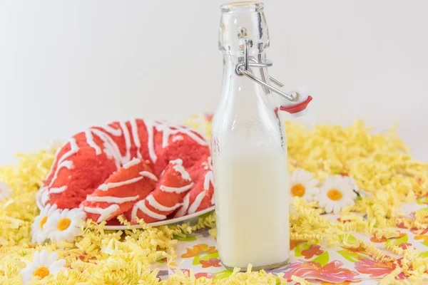 Bolo de pudim de cereja e um jarro de leite — Fotografia de Stock