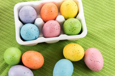 Beyaz bir karton renkli Paskalya yumurtaları