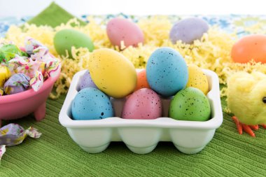 Renkli Paskalya yumurtaları ve sarı civciv