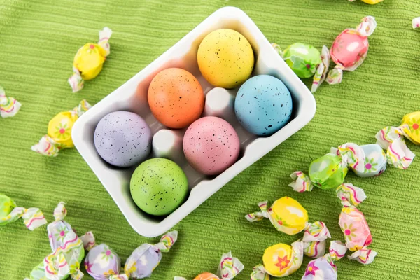 पांढरा पुठ्ठामध्ये रंगीत इस्टर अंडी — स्टॉक फोटो, इमेज