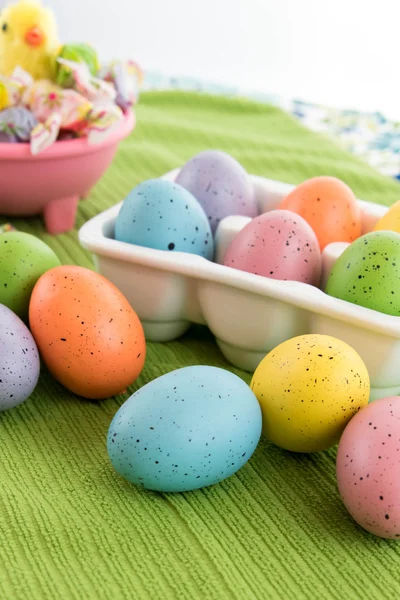 Colored Easter eggs and yellow chicks — Stock Photo, Image