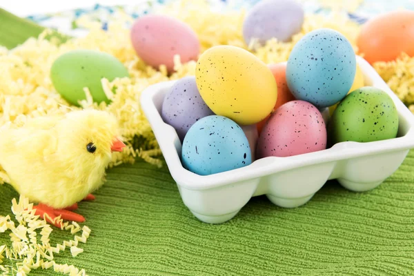 Huevos de Pascua de colores y polluelos amarillos — Foto de Stock