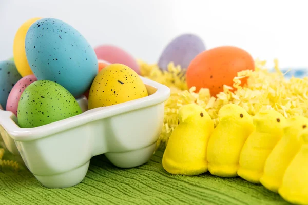 Colored Easter eggs and yellow chicks — Stock Photo, Image