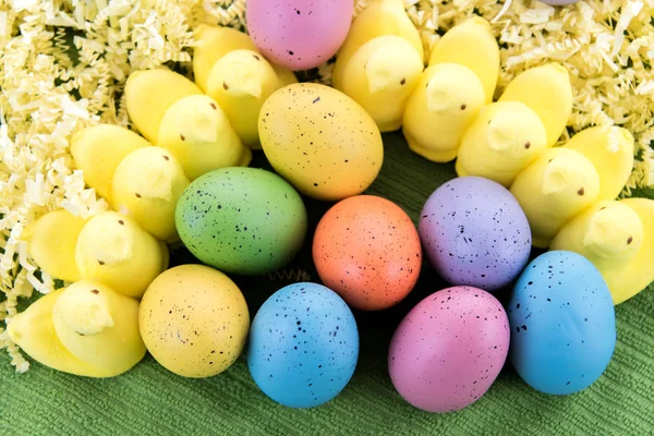 复活节彩蛋和黄色的小鸡 — 图库照片