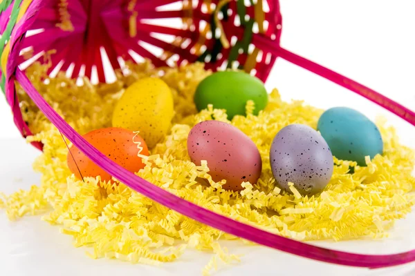 Cesta de Pascua con huevos de colores, pollitos amarillos y dulces — Foto de Stock