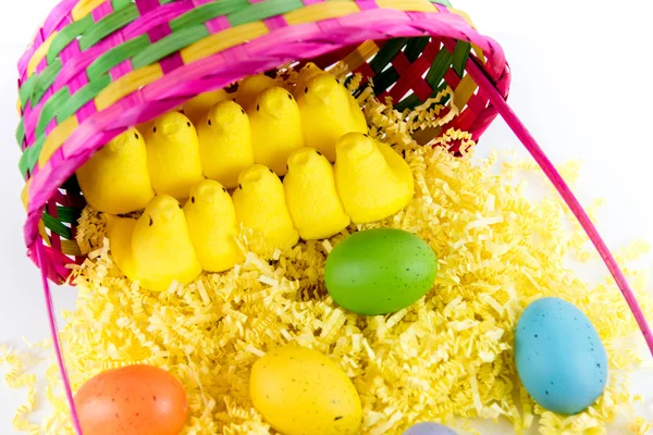 用彩色的鸡蛋、 黄色的小鸡和糖果的复活节篮子 — 图库照片