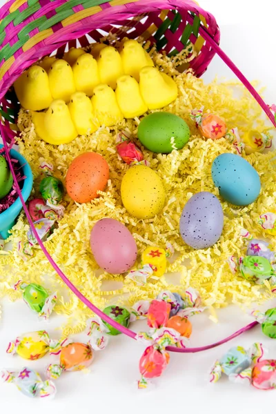 Cesta de Páscoa com ovos coloridos, pintinhos amarelos e doces — Fotografia de Stock