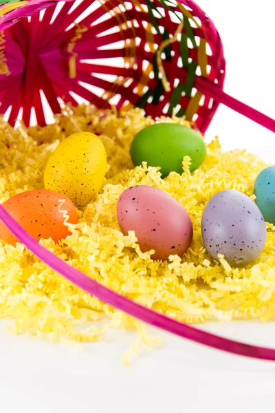 Cesta de Páscoa com ovos coloridos, pintinhos amarelos e doces — Fotografia de Stock