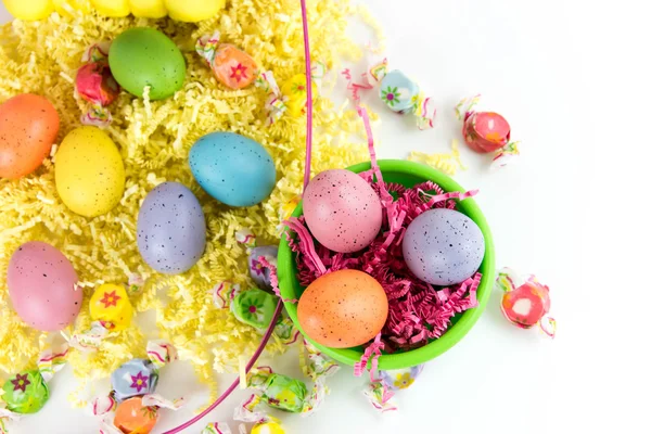 Huevos de Pascua de colores en un cartón blanco — Foto de Stock