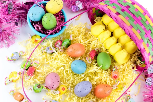 用彩色的鸡蛋、 黄色的小鸡和糖果的复活节篮子 — 图库照片