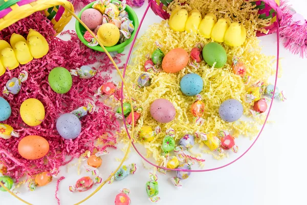 Cesta de Páscoa com ovos coloridos, pintinhos amarelos e doces — Fotografia de Stock