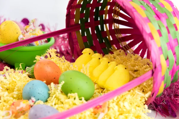 Cesta de Páscoa com ovos coloridos, pintinhos amarelos e doces — Fotografia de Stock