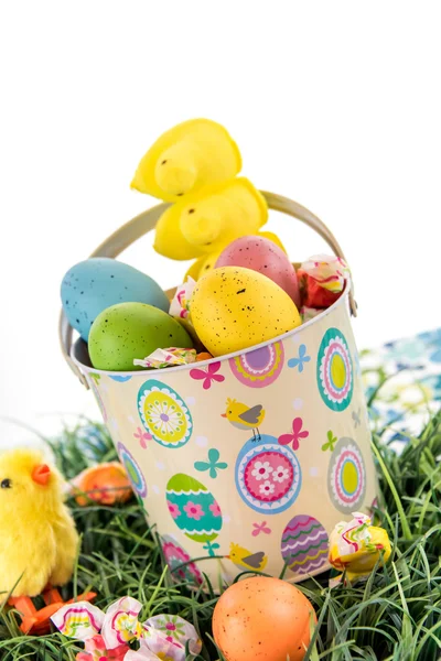 Easter bucket with colored eggs, candy and yellow chicks — Stock Photo, Image