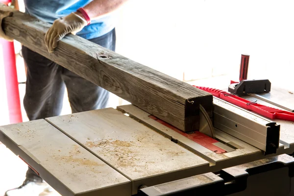 Man cutting 4x4 on table saw — Stock Photo, Image